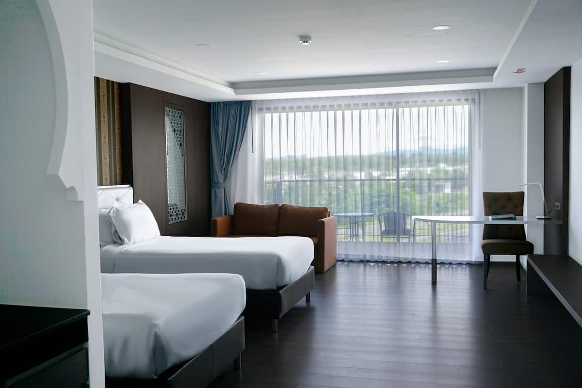 Deluxe Twin Room | Bar mini, peti besi dalam bilik, meja, ruang kerja komputer riba