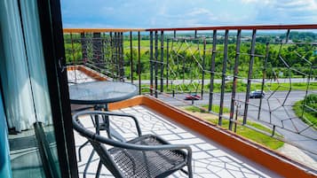 Family Triple Room | Área de estar | TV LCD 42 polegadas com canais via satélite