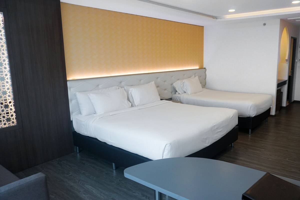 Family Triple Room | Bar mini, peti besi dalam bilik, meja, ruang kerja komputer riba