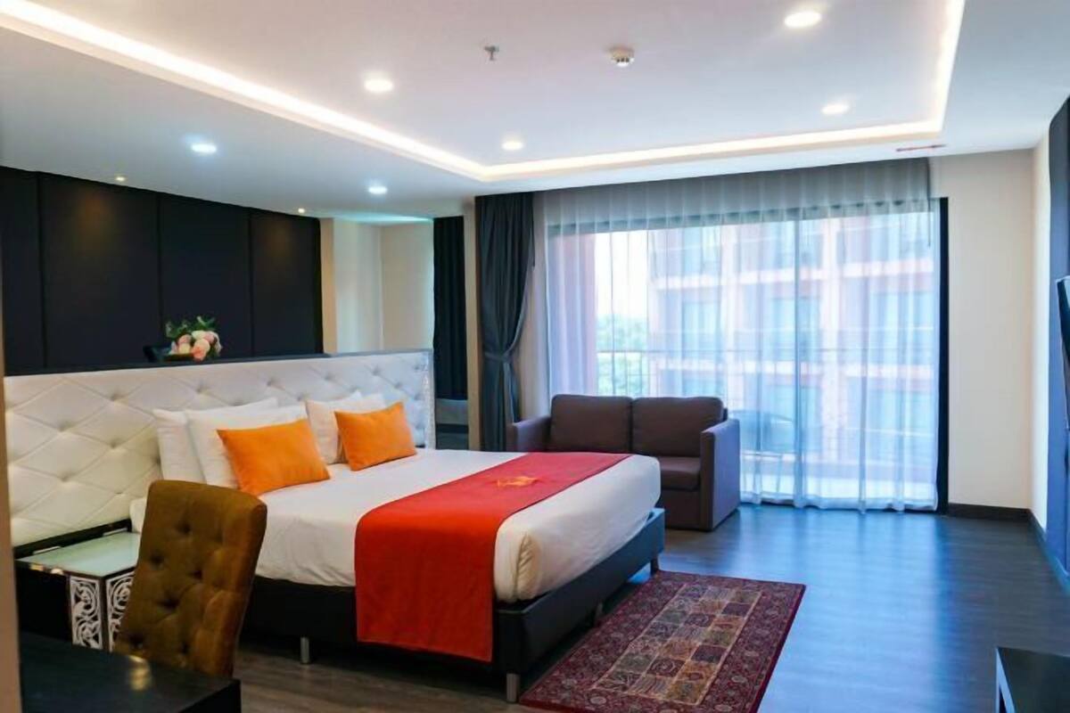 Bar mini, peti besi dalam bilik, meja, ruang kerja komputer riba