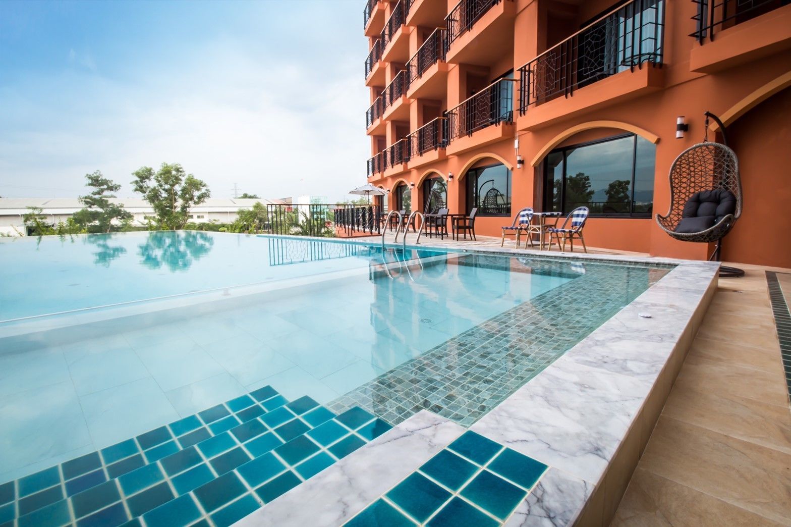 2 outdoor pools, open 7:00 am to 9:00 pm, pool loungers