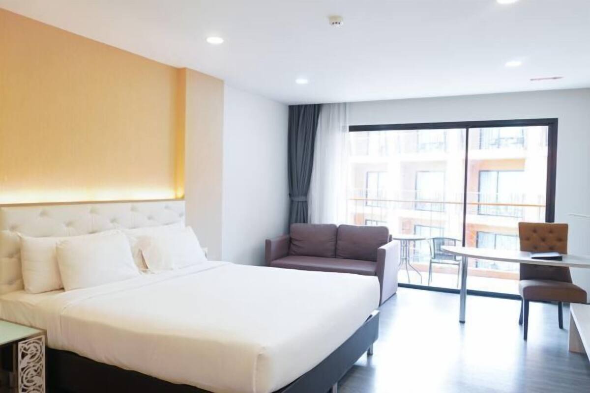 Bar mini, peti besi dalam bilik, meja, ruang kerja komputer riba