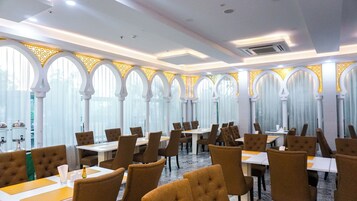 Desayuno buffet diario (THB 700 por persona)