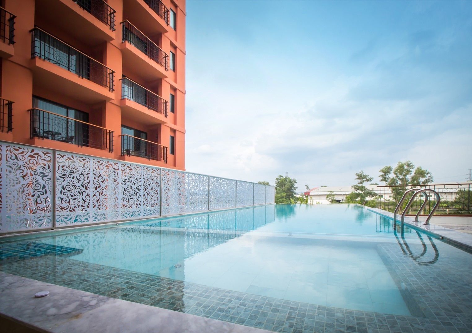 2 outdoor pools, open 7:00 am to 9:00 pm, pool loungers