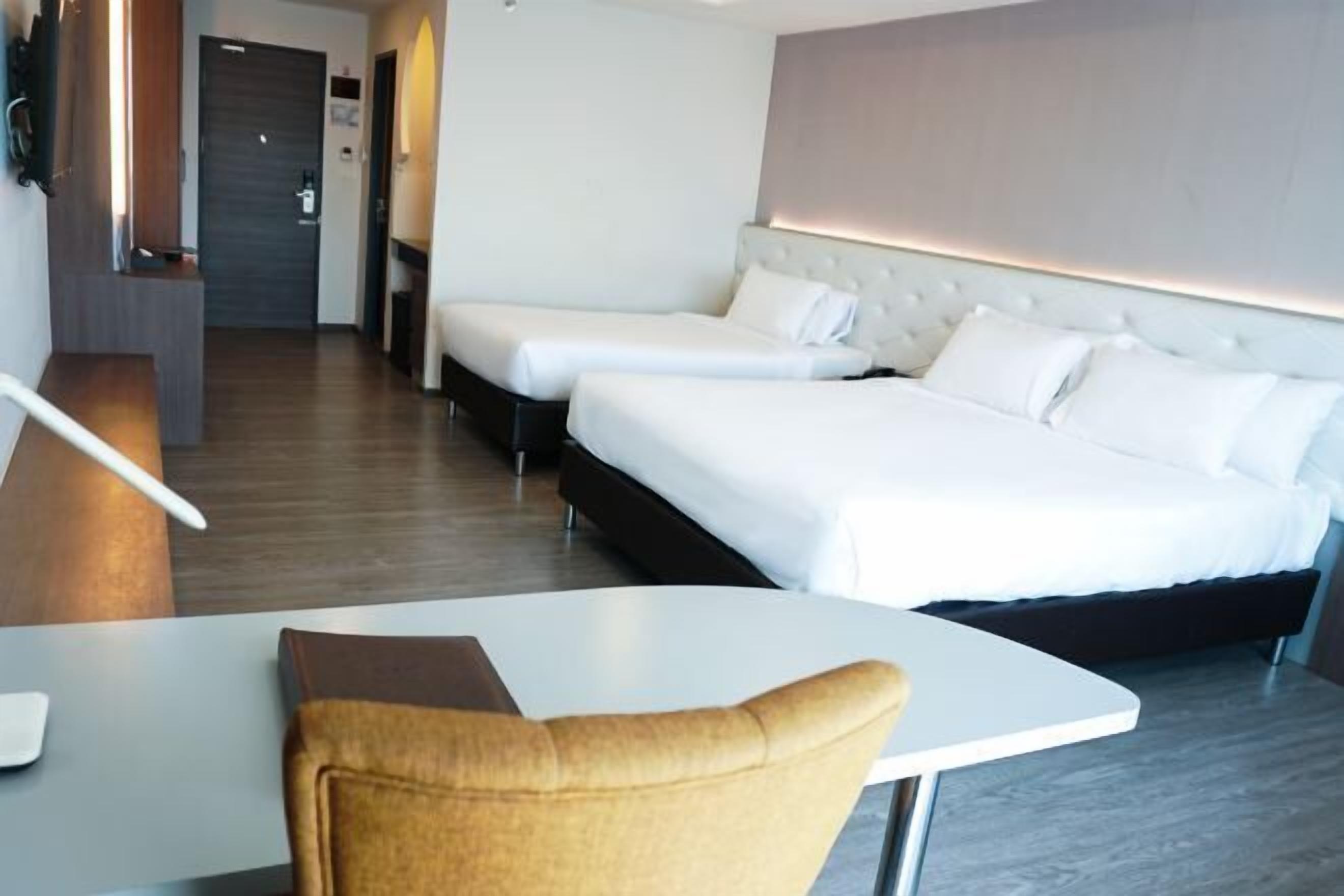 Minibar, coffres-forts dans les chambres, bureau