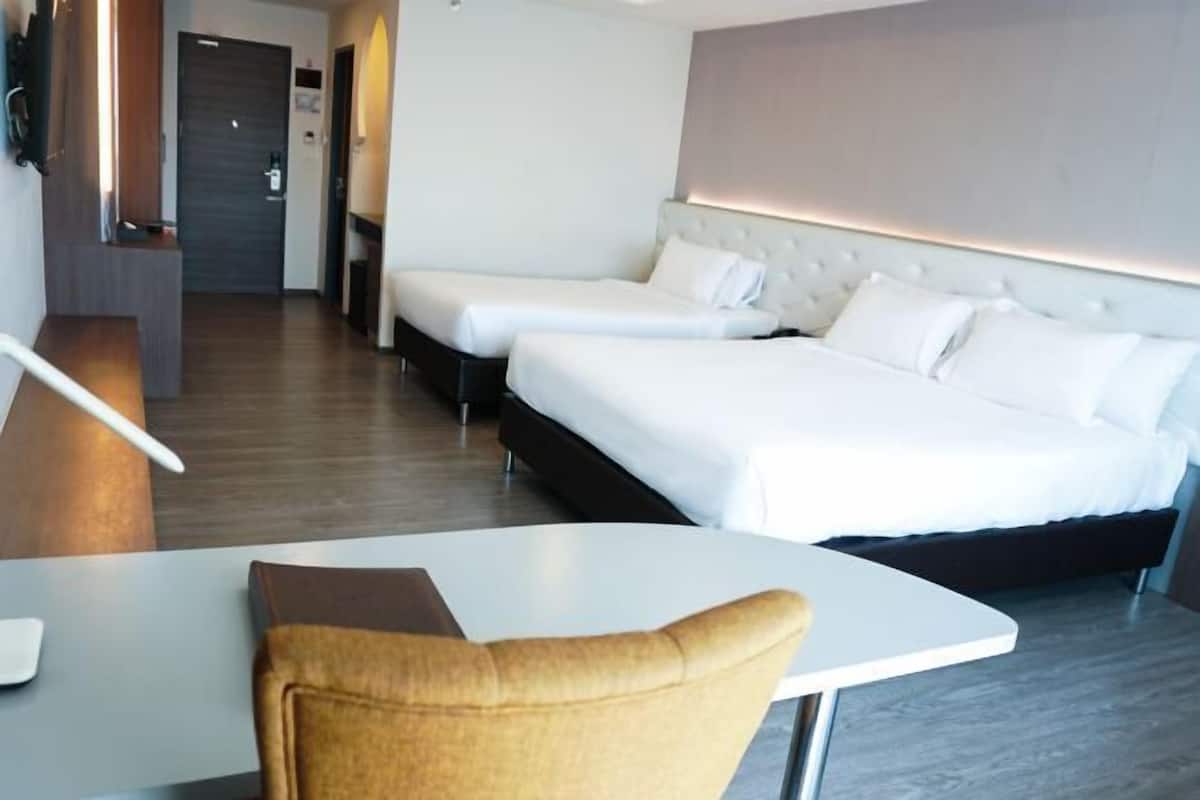 Frigobar, cofres nos quartos, escrivaninha