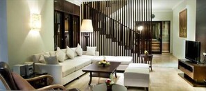 Superior Villa Ohare | Living room