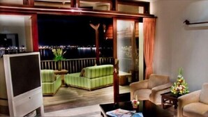 Deluxe Villa Ohare | Living room | 43-inch Smart TV with cable channels, TV, Netflix - Villa Ohare (Jimbaran)