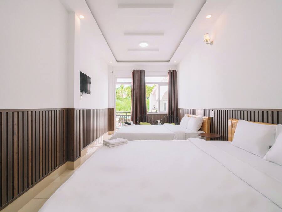 Quadruple Room with Balcony | Luxe beddengoed, bedden met traagschuimmatras, individueel gedecoreerd