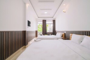 Quadruple Room with Balcony | Ropa de cama de alta calidad y camas con efecto memoria 
