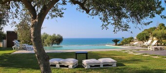Green Suite - Modern Villa with Private Infinity Pool, Stunning Sea View, Wi-Fi