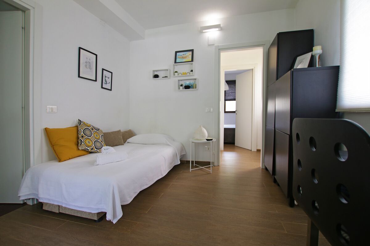 Ein Schlafzimmer mit einem Bett, einem kleinen Tisch und einem Kleiderschrank.
