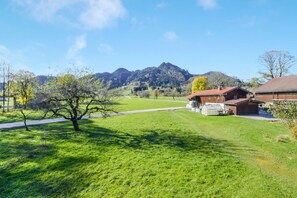 Property grounds - Dreamlike apartment "Hochalm" with Balcony, Garden & Wi-Fi (Lenggries)