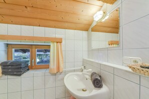Dusche, kostenlose Toilettenartikel, Haartrockner, Handtücher