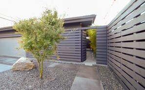 Property grounds - modern design japanese accents light and space (Los Angeles)