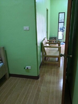 Habitación doble Deluxe, baño privado | Caja de seguridad en la habitación, muebles diferentes y camas extra 