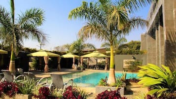 Piscina externa, funciona das 7h às 21h, guarda-sóis, espreguiçadeiras