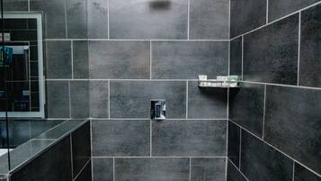 Een aparte badkuip en douche, een regendouche, gratis toiletartikelen