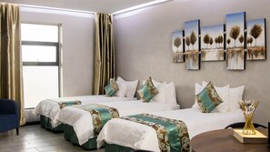 Familie suite | Luxe beddengoed, bedden met traagschuimmatrassen, een minibar