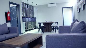 Een 32-inch flatscreentelevisie met satellietzenders en televisie