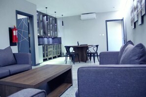 Een 32-inch flatscreentelevisie met satellietzenders en televisie