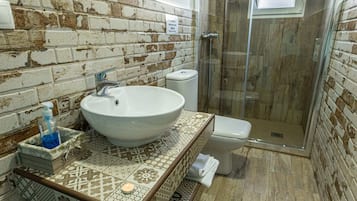 Douche, sèche-cheveux, serviettes fournies, papier toilette
