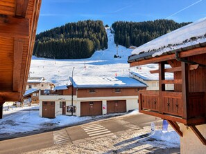 Ein Holzhaus mit einer Seilbahn im Hintergrund.
