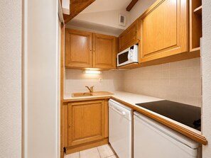 Wasserkocher mit Kaffee-/Teezubehör, Kühlschrank, Mikrowelle, Herdplatte