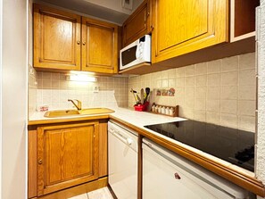 Een koelkast, een magnetron, een kookplaat, een vaatwasser