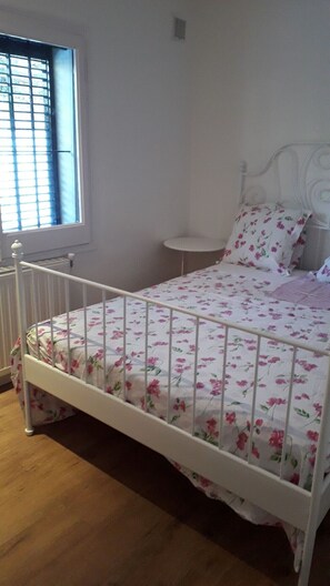 3 slaapkamers, een strijkplank/strijkijzer, wifi, beddengoed