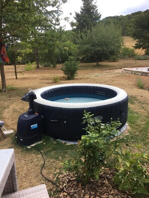 Outdoor spa tub - RESTORE THE CAMPAIGN. (Les Bordes)