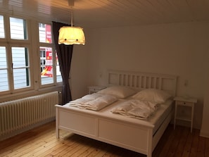 5 bedrooms, desk, travel cot, free WiFi