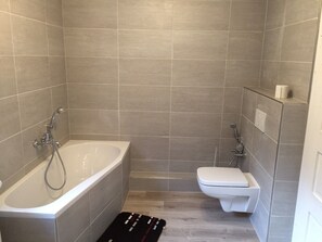 Baignoire, serviettes fournies
