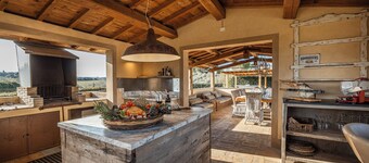 VILLA SARAH LUXURY SAN GIMIGNANO, 5 EN SUITE ROOMS , SWIMMING POOL, SPA.