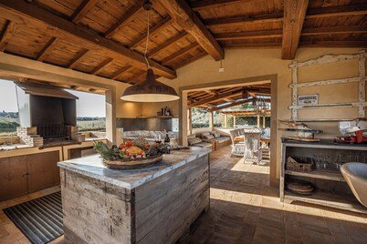 VILLA SARAH LUXURY SAN GIMIGNANO, 5 EN SUITE ROOMS , SWIMMING POOL, SPA.