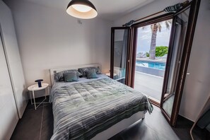 4 bedrooms, desk, iron/ironing board, free WiFi