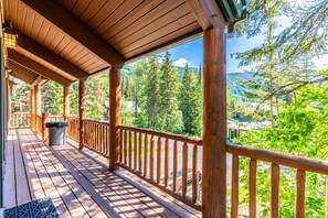 Property grounds - Rustic condo w/ fireplace & beautiful ski and mountain views - walk to lifts (Whitefish)
