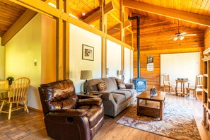 TV, fireplace - Rustic condo w/ fireplace & beautiful ski and mountain views - walk to lifts (Whitefish)