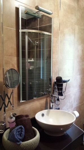 Dusche, Haartrockner, Handtücher, Seife