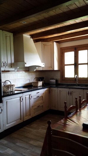 Fridge, microwave, oven, stovetop - Casa Rural El Arroyo (Sotoserrano)