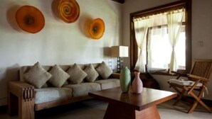 A living room with a sofa, a coffee table, and decorative wall art. - Perfect for honeymoon C10 (Lázaro Cárdenas)
