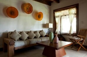 Een televisie en een open haard