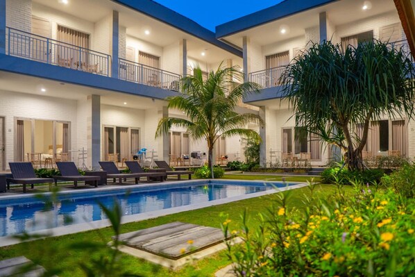 Piscine extérieure, chaises longues