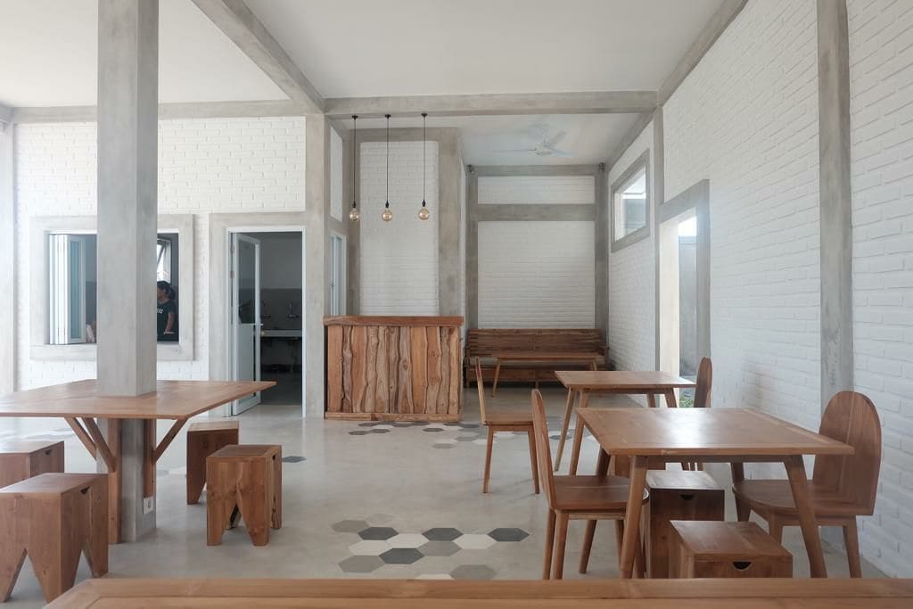 Breakfast and lunch served