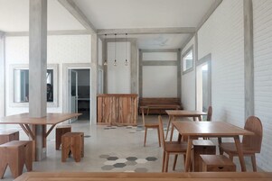 Breakfast and lunch served