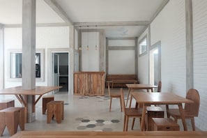 供应早餐和午餐