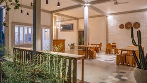 Phục vụ bữa sáng và bữa trưa 