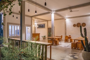 供应早餐和午餐