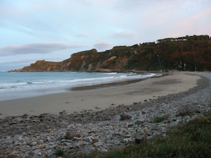 Playa en los alrededores y camastros 