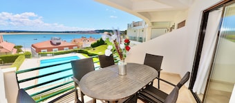 Palm Tree -Apartment with sea view, 65 m. from the beach with pool and garage
